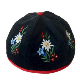 Mütze: schwarz, bestickt mit Alpenblumen