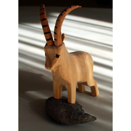 Holztiere geschnitzt: stattlicher Steinbock auf Stein mit Ohren, Bart und Schwanz aus Leder