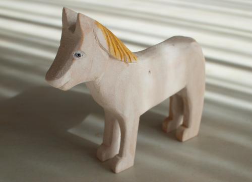 Holztiere geschnitzt: Pferd stehend, weiss mit gelblicher Mähne und Schwanz