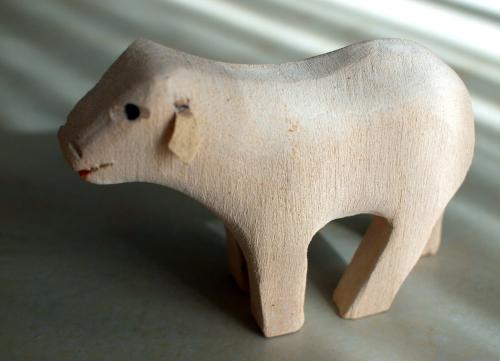 Holztiere geschnitzt: Schaf / Schäfchen mit Ohren und Schwanz aus Leder